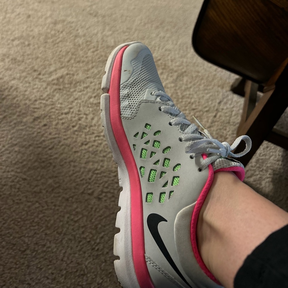 Nike Women's Gray and Pink Athletic Shoes